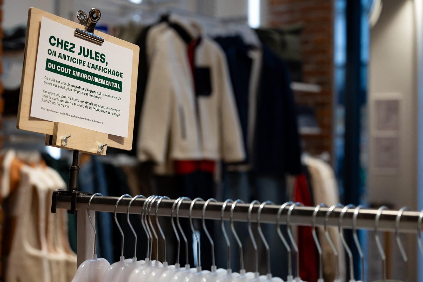 Industrie textile : le « coût environnemental » mis au point par le gouvernement commence à s’afficher parmi les collections de la grande distribution