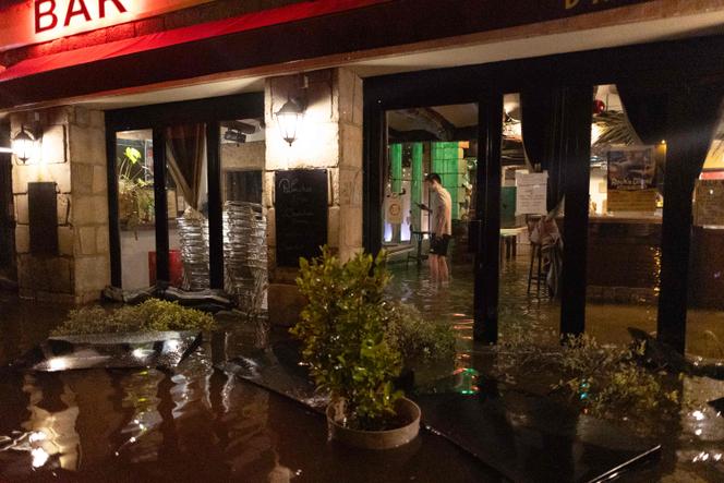 A l’intérieur d’un bar inondé à Quimperlé (Finistère), le 21 janvier 2026.