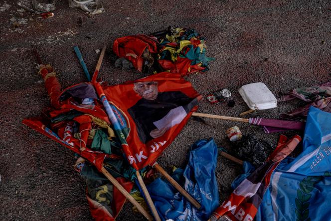 Des drapeaux kurdes abandonnés sur le sol, dans le quartier Cheikh-Maqsoud, à Alep, le 13 janvier 2026.