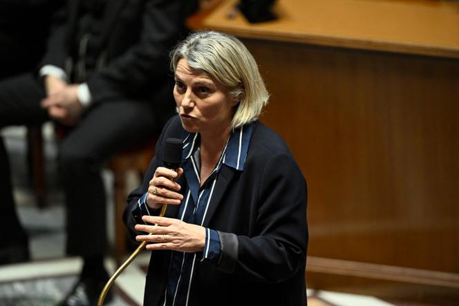 La ministre française de la santé, Stéphanie Rist, s’adresse aux députés lors d’une séance de questions au gouvernement à l’Assemblée nationale, à Paris, le 21 janvier 2026.