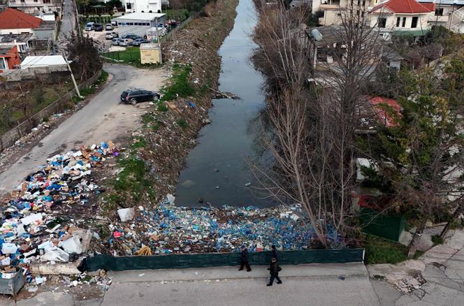 Des eaux de crue remplies de déchets plastiques après de fortes pluies, à Durres (Albanie), le 13 janvier 2026.