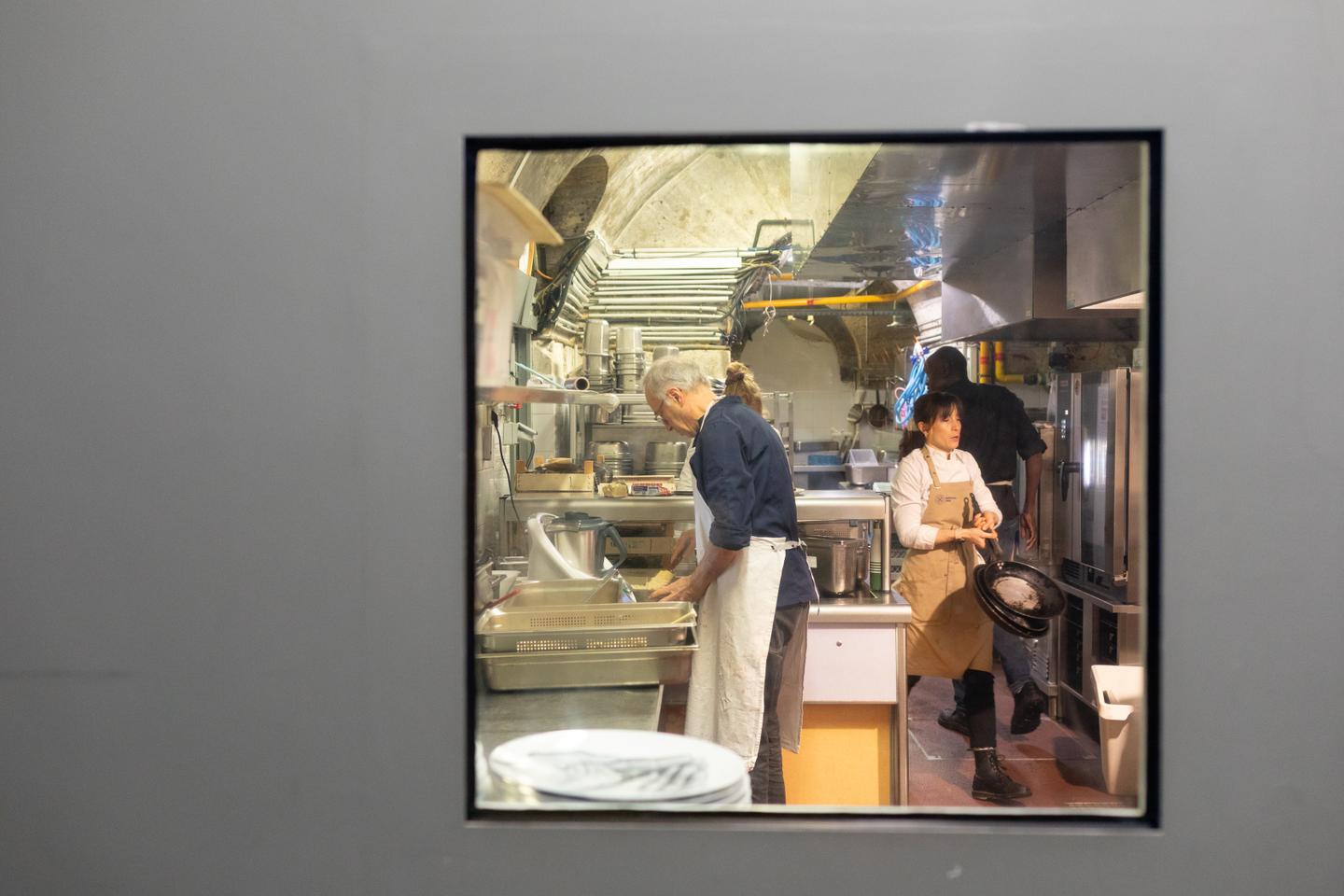 « Dans ce secteur, respecter le droit du travail, c’est déjà un progrès » : comment la restauration tente de changer sa culture toxique face aux démissions en cascade « Dans ce secteur, respecter le droit du travail, c’est déjà un progrès » : comment la restauration tente de changer sa culture toxique face aux démissions en cascade