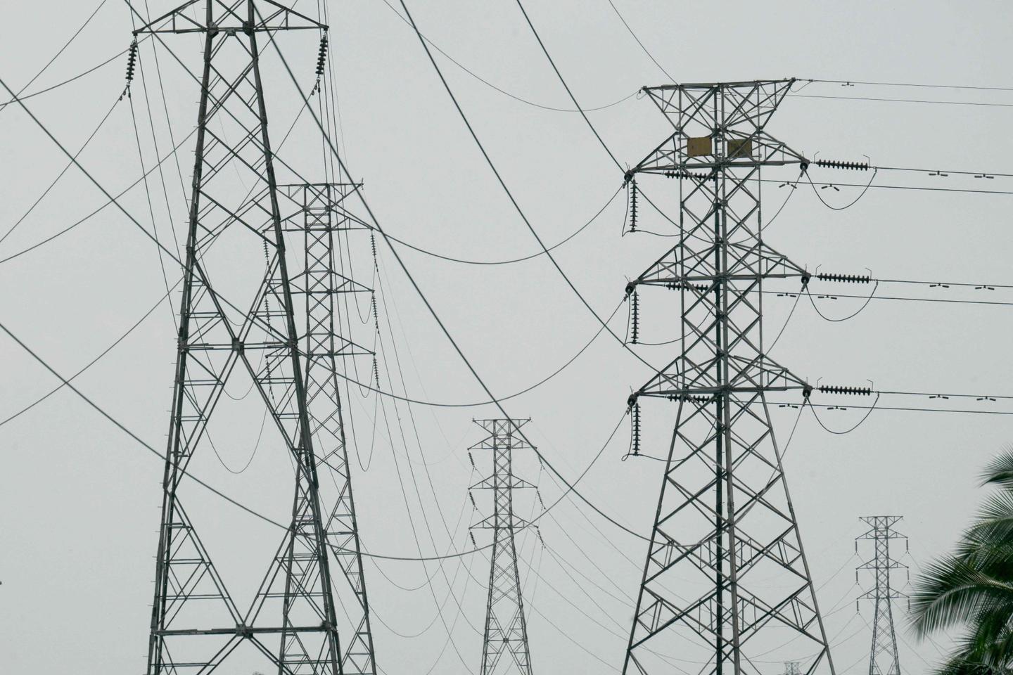 La Colombie impose 30 % de taxes douanières à l’Équateur et suspend temporairement la vente d’énergie