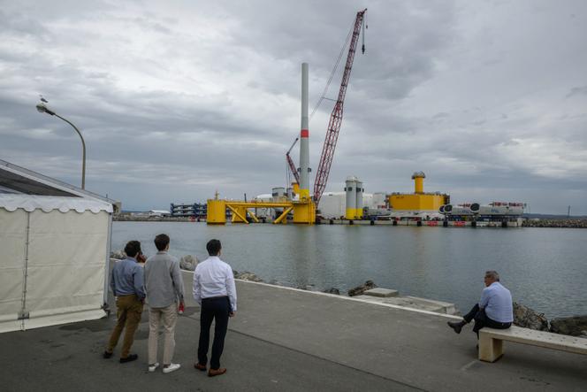 Devant une éolienne semi-achevée du parc pilote Eoliennes flottantes du golfe du Lion, en construction à Port-la-Nouvelle (Aude), le 2 juin 2025. 