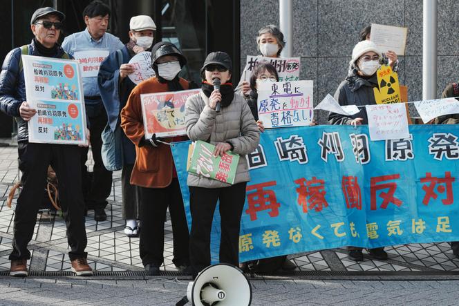 Des manifestants protestent devant le siège de la Tokyo Electric Power Company contre la remise en service de la centrale nucléaire de Kashiwazaki-Kariwa, à Tokyo, le 19 janvier 2026.