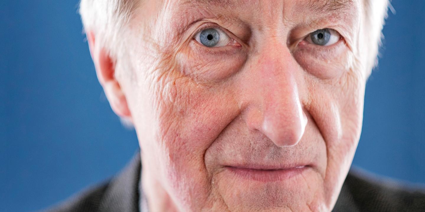 Julian Barnes tire sa révérence : « Un roman parfait, on sait tous que ça n’existe pas »