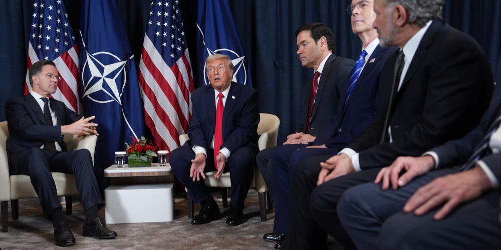 Le président américain, Donald Trump, rencontre le chef de l’OTAN, Mark Rutte, à Davos, le 21 janvier 2026. - EVAN VUCCI / AP
