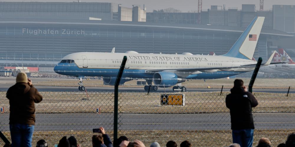 L’avion présidentiel Air Force One, transportant Donald Trump, à l’aéroport de Zurich, en Suisse, le 21 janvier 2026. - ARND WIEGMANN/AP