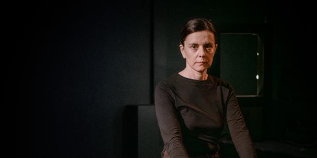 A La Scala Paris, dans « Croire aux fauves », la comédienne Constance Dollé entre femme et ours