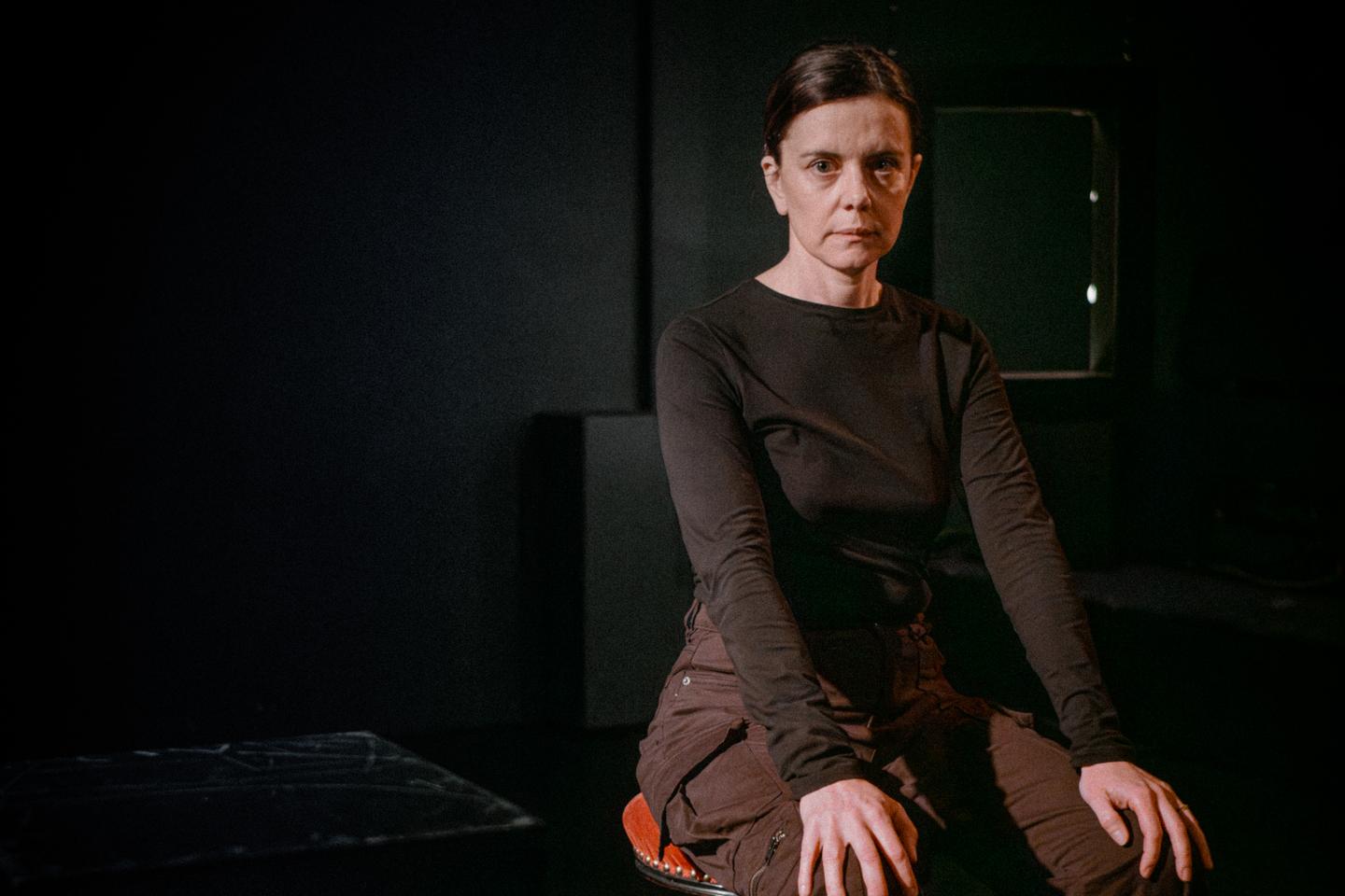 A La Scala Paris, dans « Croire aux fauves », la comédienne Constance Dollé entre femme et ours