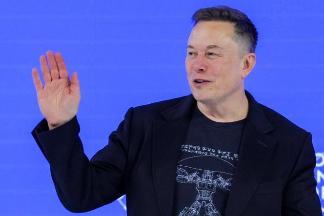 Elon Musk salue la foule lors de la 56e réunion annuelle du Forum économique mondial, à Davos, en Suisse, jeudi 22 janvier 2026.