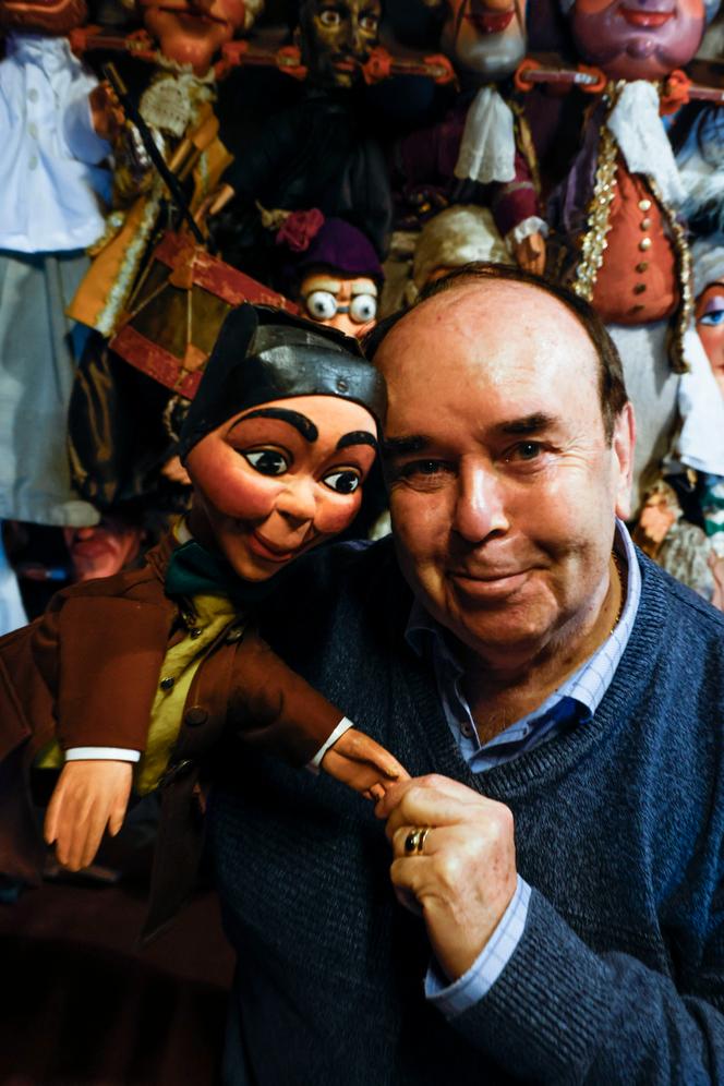 Francis-Claude Desarthis et son Guignol, au Théâtre des marionnettes du jardin du Luxembourg, à Paris, le 12 avril 2021.