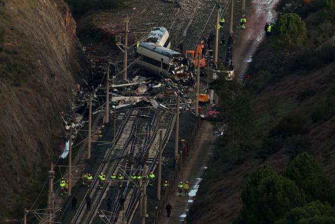 Des gardes civils espagnols et des agents forestiers marchent en ligne pour inspecter le lieu de l’accident, alors que les opérations de déblaiement se poursuivent,  le 22&nbsp;janvier 2026, après le déraillement mortel de deux trains à grande vitesse près d’Adamuz, en Espagne.
