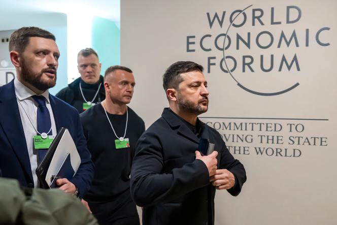 Le président ukrainien Volodymyr Zelensky arrive à la réunion annuelle du Forum économique mondial à Davos, en Suisse, le 22 janvier 2026.