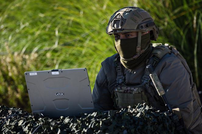 Un soldat français de la 19e brigade d’artillerie vérifie le système de contrôle d’un drone, sur la direction générale de l’armement, à Hyères (Var), le 25 novembre 2025.