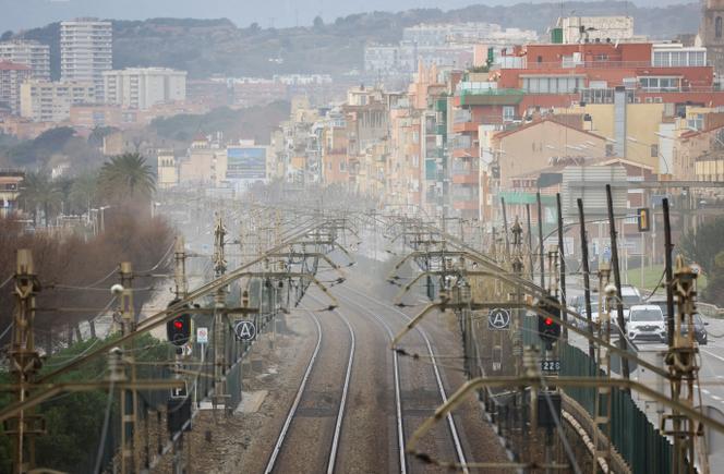 La ligne ferroviaire R1 est hors service le temps de vérifier l’ensemble de l’infrastructure, après trois déraillements en 48 heures, à El Masnou (Espagne), le 22 janvier 2026.