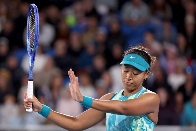 Naomi Osaka s’excuse lors d’un échange disputé au deuxième tour de l’Open d’Australie, face à la Roumaine Sorana Cirstea, le 22&nbsp;janvier 2026, à Melbourne.