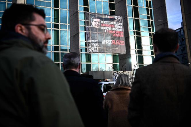 Uma faixa exigindo a libertação do jornalista francês Christophe Gleizes preso na Argélia, na fachada do prédio da região de Nouvelle-Aquitaine, em Bordéus, em 22 de janeiro de 2026.