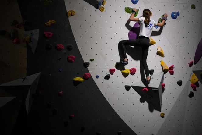 Sur un mur artificiel dans un club d’escalade, à Paris, le 11 décembre 2021.
