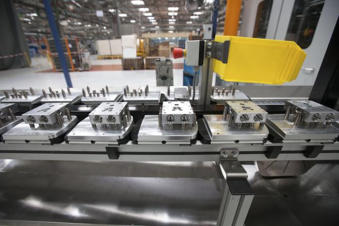 Des pièces de correcteurs électroniques de trajectoire, sur une chaîne de montage robotisée de l’usine Bosch de Moulins-Yzeure (Allier), en mai 2013.