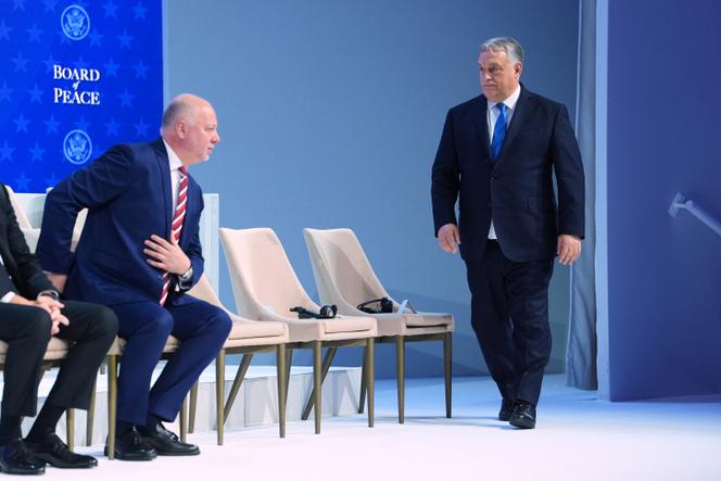 Le Premier ministre hongrois Viktor Orban arrive pour l’annonce de la charte du Conseil de la paix par le président Donald Trump lors de la réunion annuelle du Forum économique mondial à Davos, en Suisse, le 22&nbsp;janvier 2026.