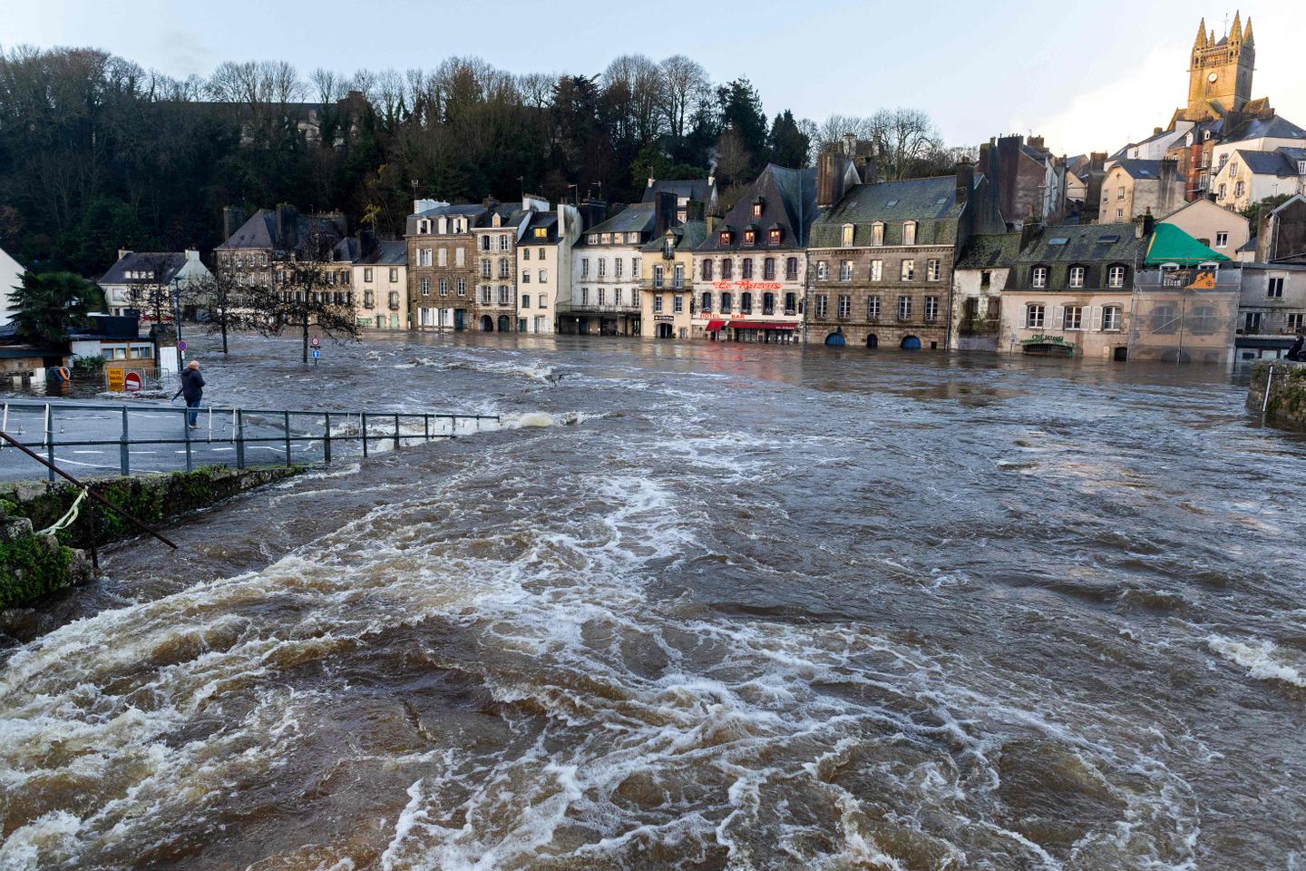 Inondations en Bretagne : le Morbihan, l’Ille-et-Vilaine et le Finistère maintenus en vigilance orange ; lente décrue prévue samedi Inondations en Bretagne : le Morbihan, l’Ille-et-Vilaine et le Finistère maintenus en vigilance orange ; lente décrue prévue samedi