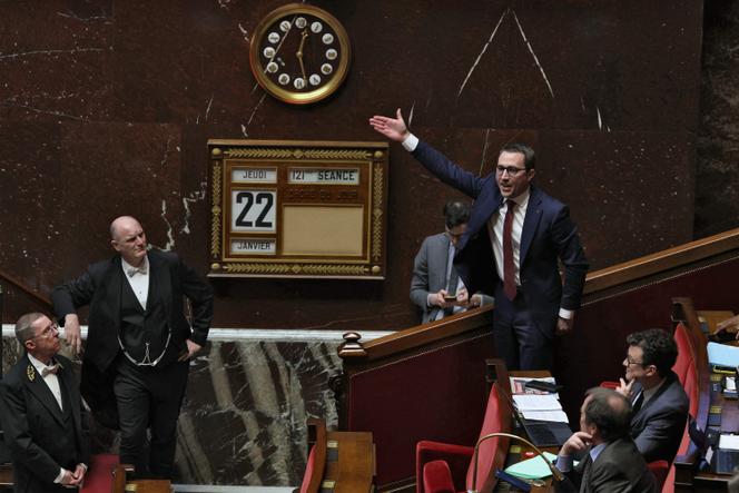 Le député Antoine Léaument (debout, à droite), du parti La France insoumise, lors de l’examen d’une proposition de résolution du groupe Les Républicains (LR), à l’Assemblée nationale à Paris, le 22 janvier 2026. 