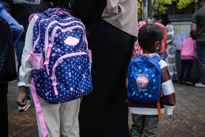 Devant une école de Lyon, le 1er septembre 2025.