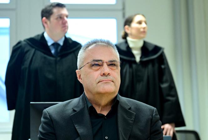 Egisto Ott est assis avec ses avocats Michael Ofner et Anna Mair, dans la salle d’audience au début de son procès devant le tribunal pénal de Vienne, le 22 janvier 2026.