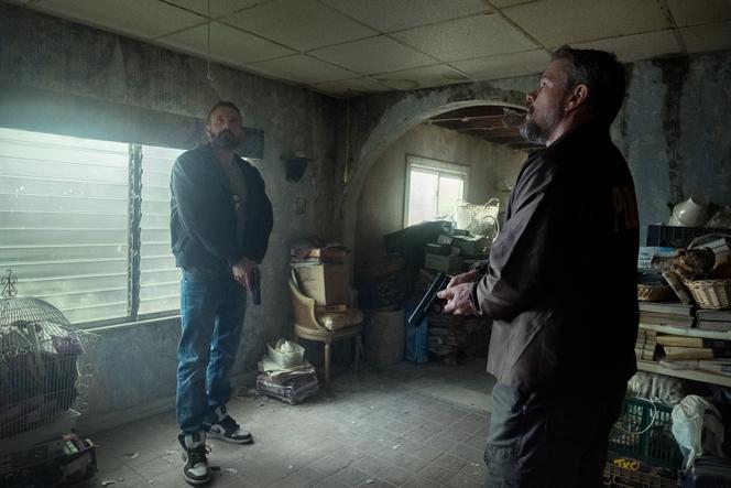 Ben Affleck (sergent J. D. Byrne) et Matt Damon (lieutenant Dane Dumars) dans « The Rip », de Joe Carnahan.