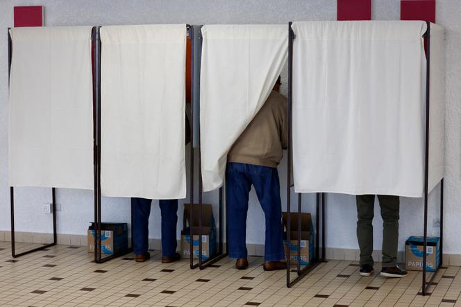 Dans un bureau de vote de Cucq (Pas-de-Calais), lors des élections législatives, le 7 juillet 2024.