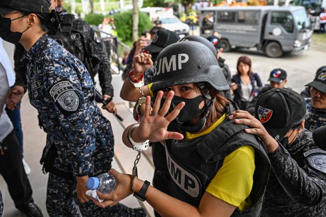 Frenchie Mae Cumpio, une journaliste philippine détenue, à son arrivée au tribunal régional de Tacloban, sur l’île de Leyte, aux Philippines, le 22 janvier 2026.
