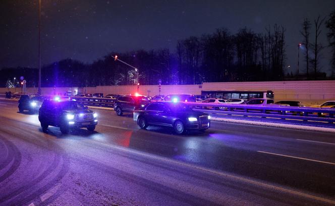 Uma carreata, supostamente transportando o enviado especial dos EUA Steve Witkoff e seu cunhado Jared Kushner, parte do Aeroporto Internacional de Vnukovo antes de uma reunião agendada com uma delegação russa em Moscou, Rússia, em 22 de janeiro de 2026. 