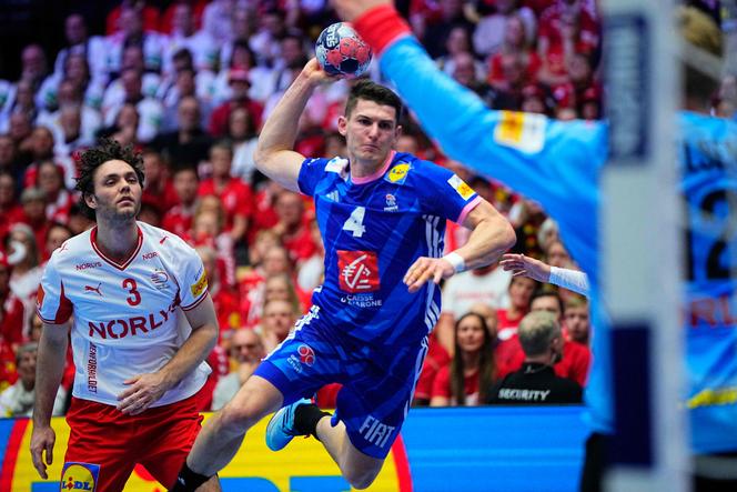 Le demi-centre français Aymeric Minne tire en suspension lors du match Danemark-France, à Herning, le 22&nbsp;janvier 2026.