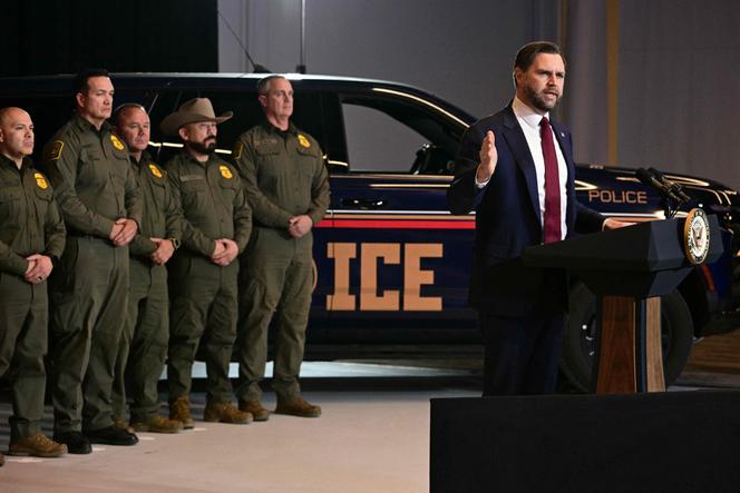 Des agents fédéraux de l’ICE, lors d’un discours du vice-président américain, J.&nbsp;D.&nbsp;Vance, à Minneapolis (Minnesota), le 22&nbsp;janvier 2026.