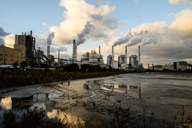 Des gaz s’échappent des cheminées de la centrale thermique de Taean, une grande centrale à charbon appartenant à Korea Western Power, filiale de Korea Electric Power Corporation, à Taean, à environ 150 kilomètres au sud-ouest de Séoul, le 17 novembre 2025.