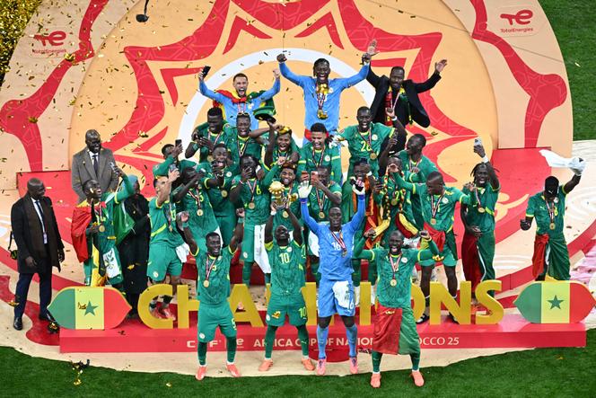 Les joueurs sénégalais célèbrent leur victoire après avoir remporté la finale de la Coupe d’Afrique des nations (CAN) contre le Maroc, au stade Prince Moulay-Abdellah de Rabat, le 18 janvier 2026.