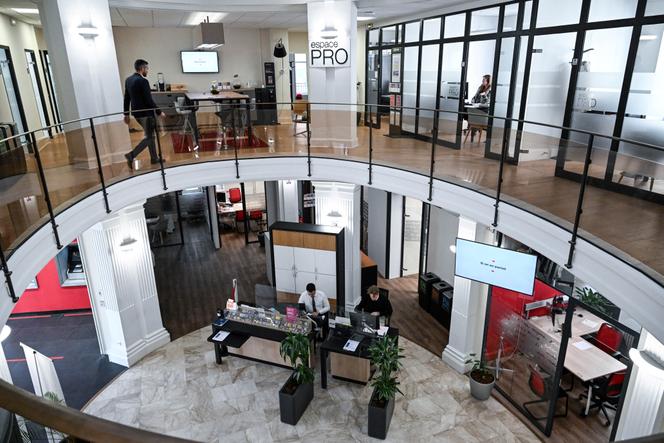 Des employés de la banque Société Générale, au sein d’une agence à Nantes (Loire-Atlantique), le 4 juillet 2024.