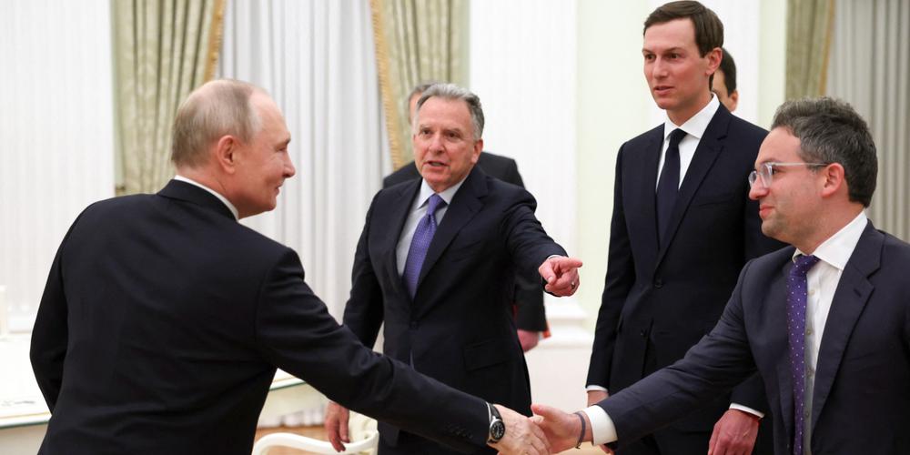 Sur cette photo collective diffusée par l’agence d’État russe Sputnik, le président russe, Vladimir Poutine (à gauche), accueille de gauche à droite l’envoyé spécial américain Steve Witkoff, le gendre du président américain Donald Trump, Jared Kushner, et le commissaire du Service fédéral des acquisitions, Josh Gruenbaum, lors d’une réunion au Kremlin à Moscou, le 22 janvier 2026. - ALEXANDER KAZAKOV / AFP