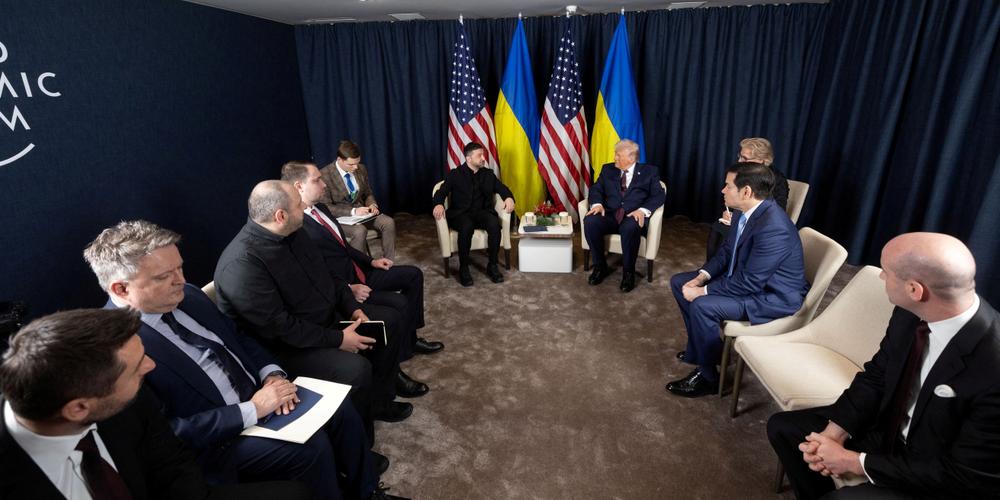 Le président ukrainien Volodymyr Zelenskiy et le président américain Donald Trump, lors d’une réunion à Davos, le 22 janvier 2026. - SERVICE DE PRESSE UKRAINIEN VIA REUTERS