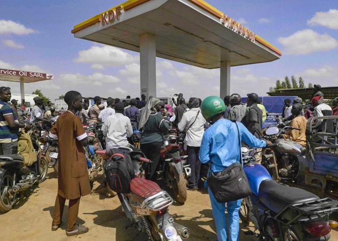 Le Mali a connu à l’automne 2025 de graves pénuries de carburant qui ont provoqué de longues files d’attente aux stations-service, comme ici le 7 octobre 2025 à Bamako.