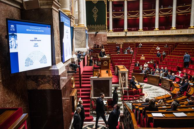 Un écran indique les résultats de l’examen de la motion de censure du groupe LFI, à l’Assemblée nationale, à Paris, le 23 janvier 2026.