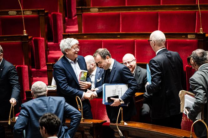 Le premier ministre, Sébastien Lecornu, salue le député LFI, Eric Coquerel, après avoir engagé la responsabilité de son gouvernement, à l’Assemblée nationale, à Paris, le 23 janvier 2026.