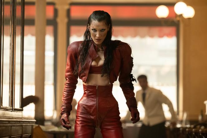 Bella Hadid (Ruby) dans la série « The Beauty », créée par Ryan Murphy et Matt Hodgson.