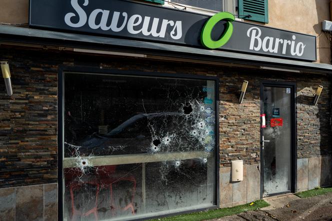 La devanture, criblée d’impacts de balles, du snack devant lequel un jeune homme a été assassiné le 12 novembre 2025, à Ecully (métropole de Lyon). Les investigations liées à ce meurtre ont permis aux enquêteurs de remonter aux mercenaires colombiens.