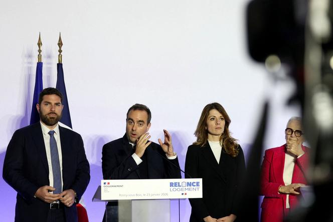 Le premier ministre, Sébastien Lecornu, avec le ministre du logement, Vincent Jeanbrun, la porte-parole du gouvernement, Maud Bregeon et la ministre de la décentralisation, Françoise Gatel, à Rosny-sous-Bois (Seine-Saint-Denis), le 23 janvier 2026.