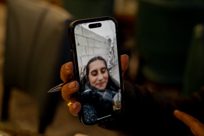 Nishtiman Haji Murad, 36&nbsp;ans, journaliste membre de l’association Voix des femmes sans frontières et habitante de Kobané, jointe en vidéo par téléphone par «&nbsp;Le Monde&nbsp;» alors que la ville est assiégée, en Syrie, le 22&nbsp;janvier&nbsp;2026.