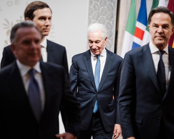 Charles Kushner (au centre), son fils Jared (au fond à gauche) et Mark Rutte, secrétaire général de l’OTAN, lors du sommet de la coalition des volontaires, à Paris, le 6&nbsp;janvier&nbsp;2026.