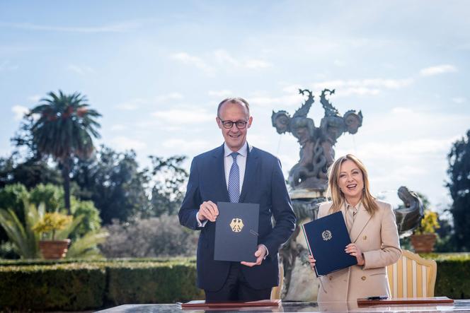 Le chancelier allemand Friedrich Merz, et la première ministre italienne Giorgia Meloni, lors d’une cérémonie de signature d’accords bilatéraux de coopération stratégique, à Rome, le 23 janvier 2026.