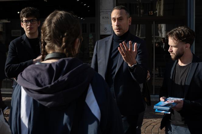 Brice Bernard (au centre), conseiller régional du Rassemblement national, lors d’une opération de tractage contre l’établissement d’une zone à circulation restreinte, à Chambéry, en Savoie, le 15 février 2025.